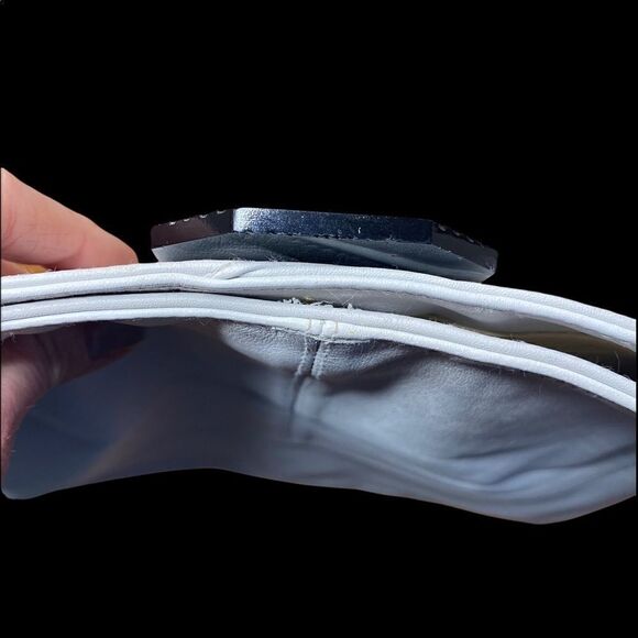 Vintage Laura Adams white leather fold over envelope clutch with black closure - Picture 10 of 11